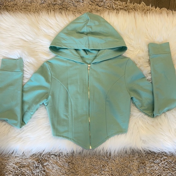 Size small cropped hoodie - Picture 2 of 3